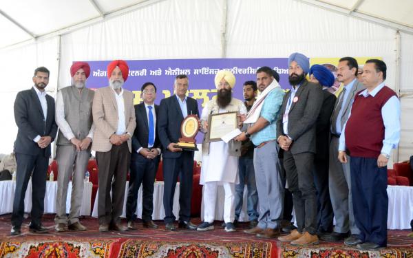 Sh. Bikramjeet Singh receiving award from S. Gurmeet Singh Khuddian, Cabinet Minister 